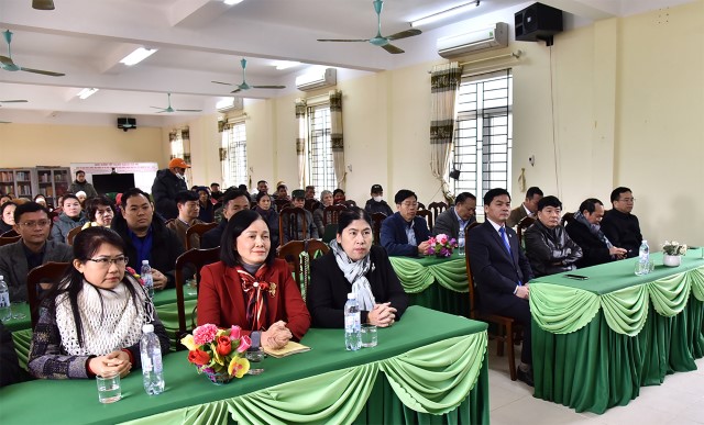 ĐẢNG ỦY VĂN PHÒNG QUỐC HỘI TRAO QUÀ TẾT TẶNG GIA ĐÌNH CHÍNH SÁCH, HỘ NGHÈO TẠI TỈNH HÒA BÌNH